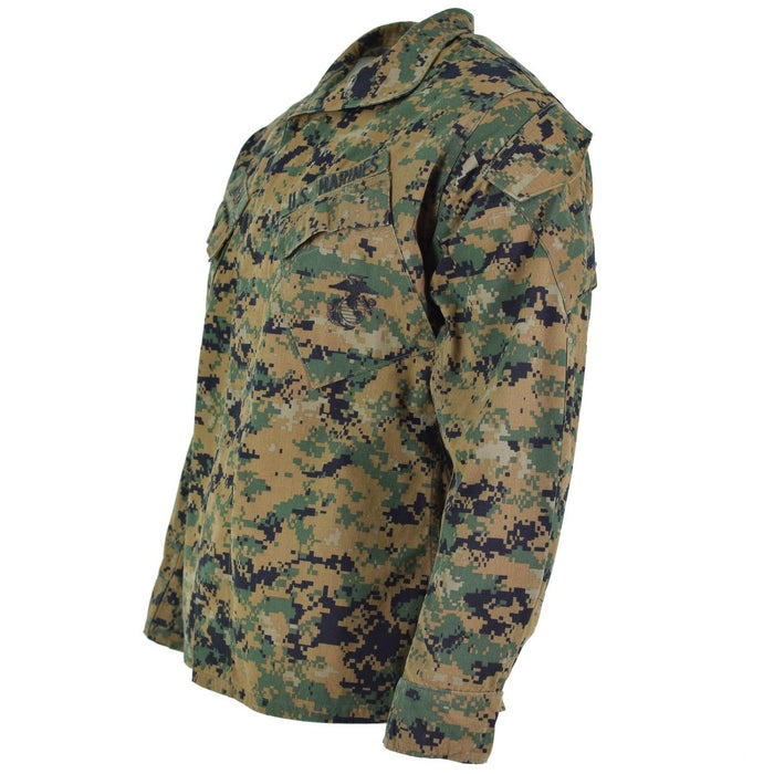 Veste BDU camouflage numérique Woodland originale de l'armée américaine avec poches sur la poitrine et sur les bras, poignets réglables et construction durable.