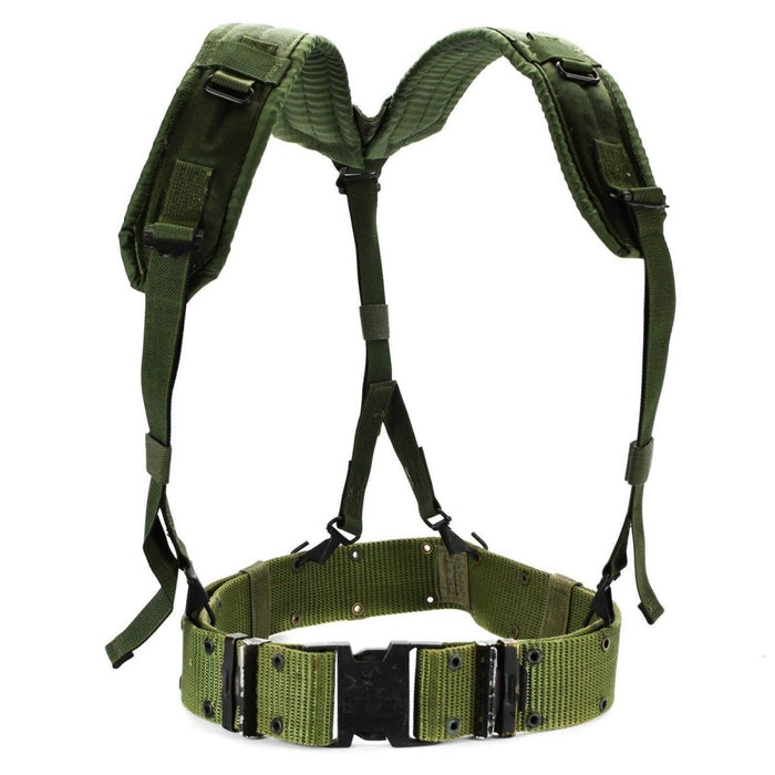 Bretelles vertes militaires originales de l'armée américaine et système de ceinture de pistolet conçu pour le confort et la durabilité sur le terrain.