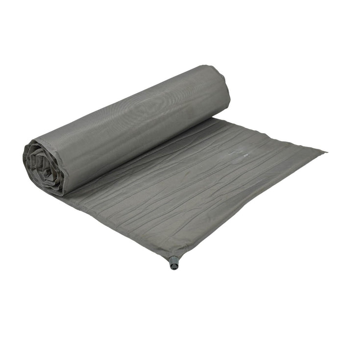 Matelas de couchage léger et autogonflant Therm-A-Rest militaire américain enroulé en gris pour une utilisation en extérieur.