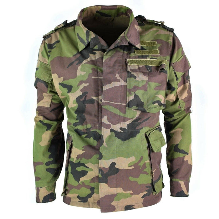 Veste de campagne originale de l'armée slovaque vintage camouflage M97 avec plusieurs poches et détails de conception militaire