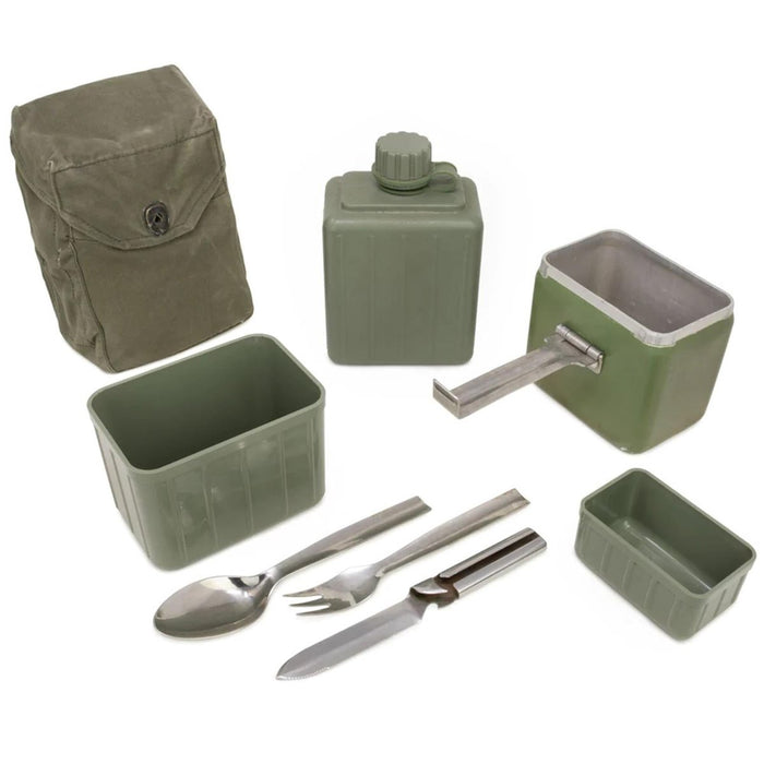 Kit de mess militaire yougoslave original avec cantine, pot, ustensiles et pochette de transport pour une utilisation en extérieur et en survie.