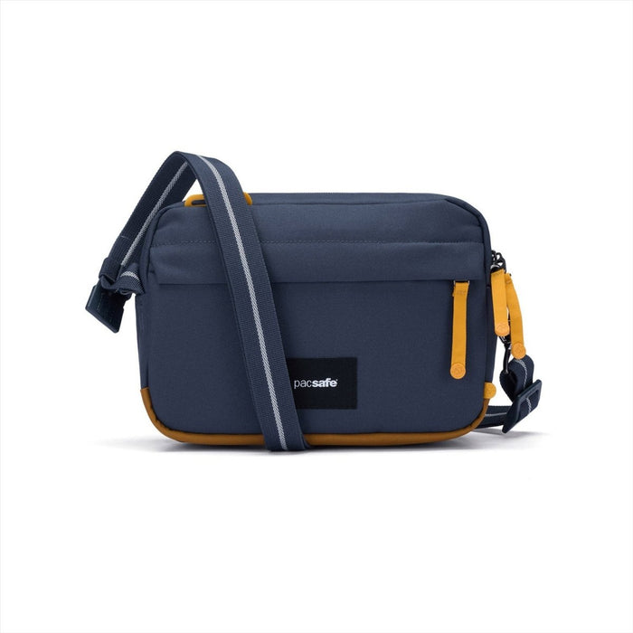 Sac à bandoulière antivol Pacsafe GO bleu marine 2,5 L avec accents jaunes et bandoulière réglable, design hydrofuge