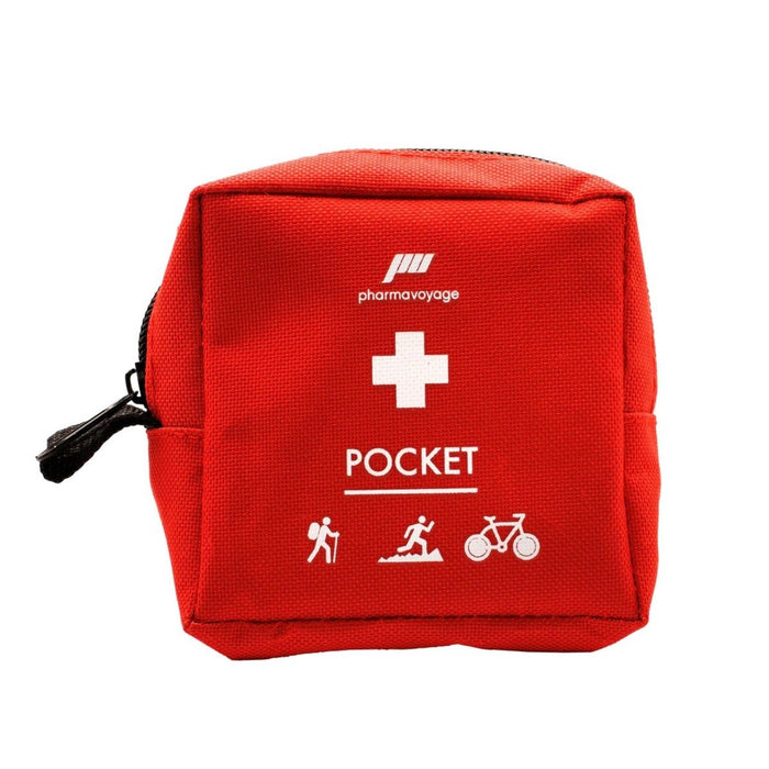 Trousse de premiers secours rouge avec marque « pharmavoyage » sur fond blanc