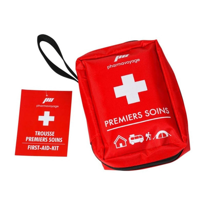 Trousse de premiers secours rouge avec croix blanche et marque « pharmavoyage » sur fond blanc.