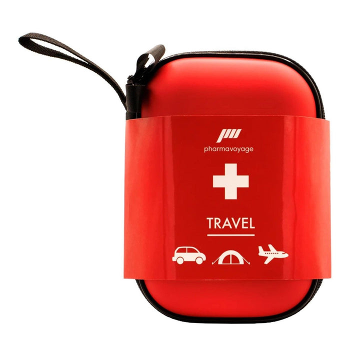 Trousse de premiers secours de voyage rouge avec la marque « pharmavoyage » sur fond blanc