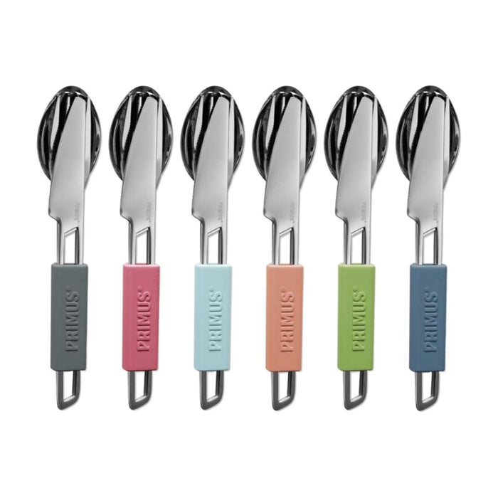 Ensemble de six couverts de camping en plein air Primus avec couteau, fourchette, cuillère et manches recouverts de silicone de différentes couleurs.