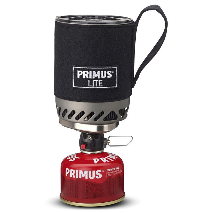 Système de réchaud de randonnée compact Primus Lite avec casserole isolée et réservoir de carburant rouge pour une cuisine extérieure efficace.