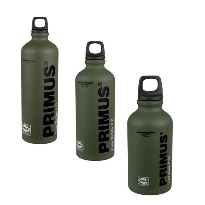 Trois bouteilles de carburant vertes Primus en aluminium ultra léger avec bouchons noirs pour camping et réchauds multi-combustibles.