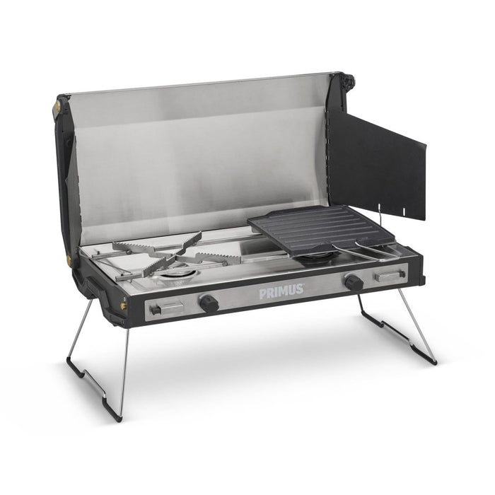 Réchaud de camping extérieur à double brûleur à gaz Primus Tupike avec pieds pliables et plaque chauffante antiadhésive pour une cuisine polyvalente.