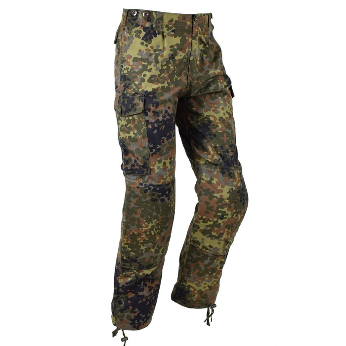 Pantalon de combat cargo camouflage flecktarn de style armée allemande TACGEAR avec tissu ripstop et plusieurs poches pour une utilisation tactique.