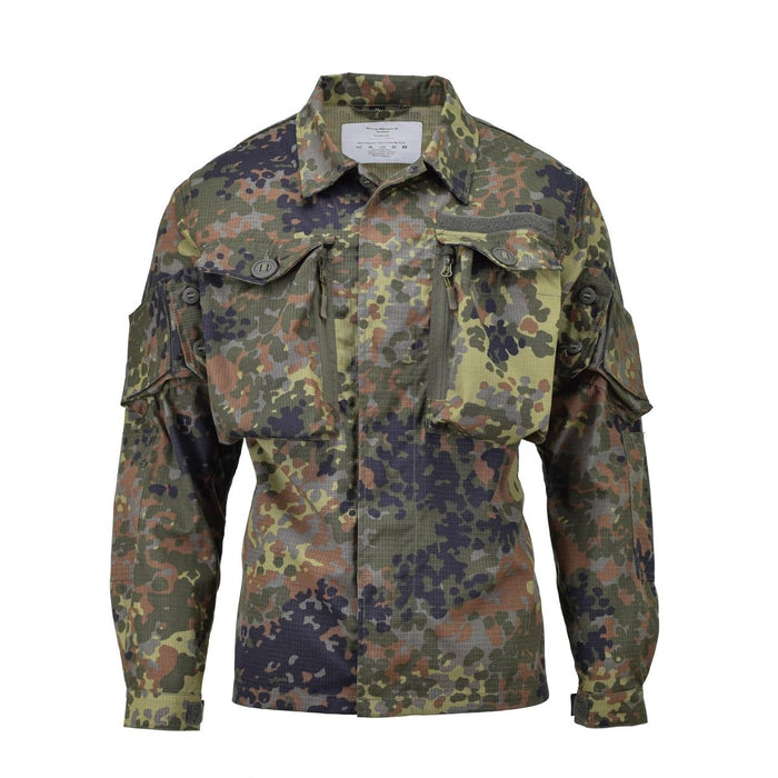 Veste de campagne de style militaire allemand TACGEAR avec camouflage Flecktarn durable et plusieurs poches utilitaires.