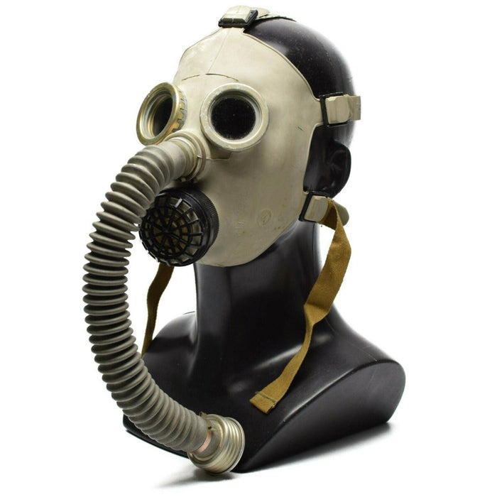 Masque à gaz militaire soviétique PDF-7 vintage avec tuyau respiratoire, construction en caoutchouc et œillets ronds sur tête de mannequin noire