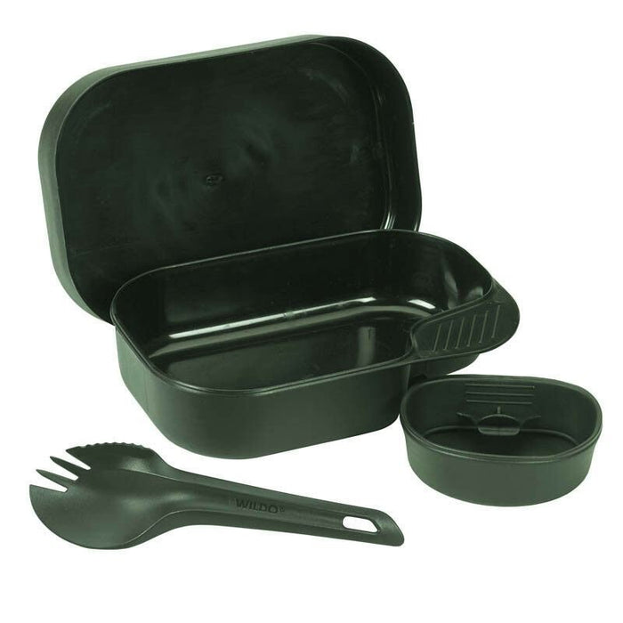 Kit Wildo Camp Box vert olive avec assiette, tasse et cuillère en plastique durable sans BPA pour les repas en plein air.